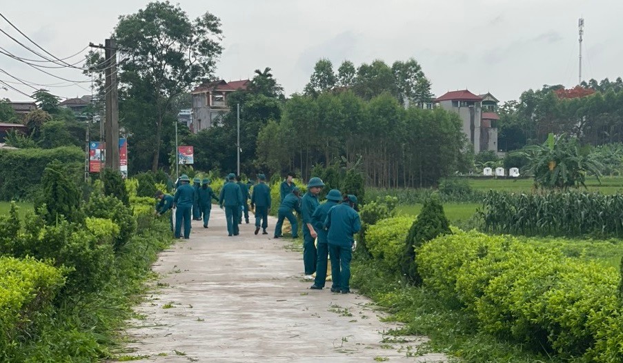 Lực lượng chiến sĩ dân quân năm thứ nhất tham gia công tác dân vận tại xã Hương Vĩ